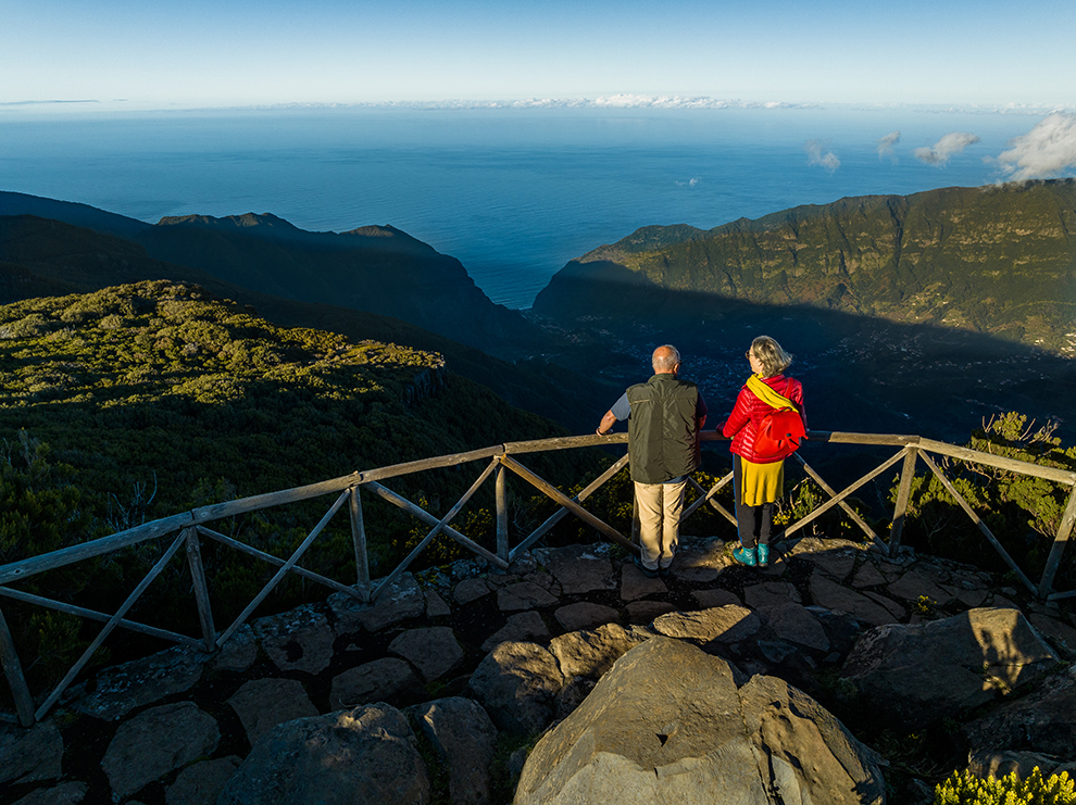 Uitkijken over Madeira vanaf uitzichtpunt in herfst