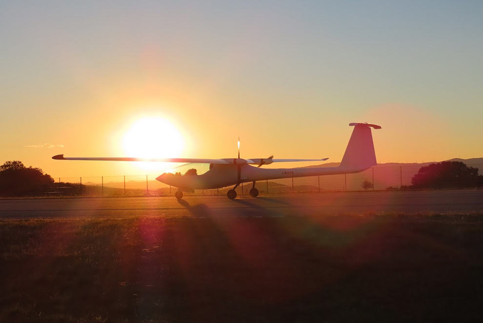 Electron vliegtuig bij zonsondergang