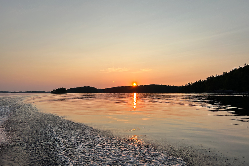 Zonsondergang tijdens boottocht in Zuid-Finland