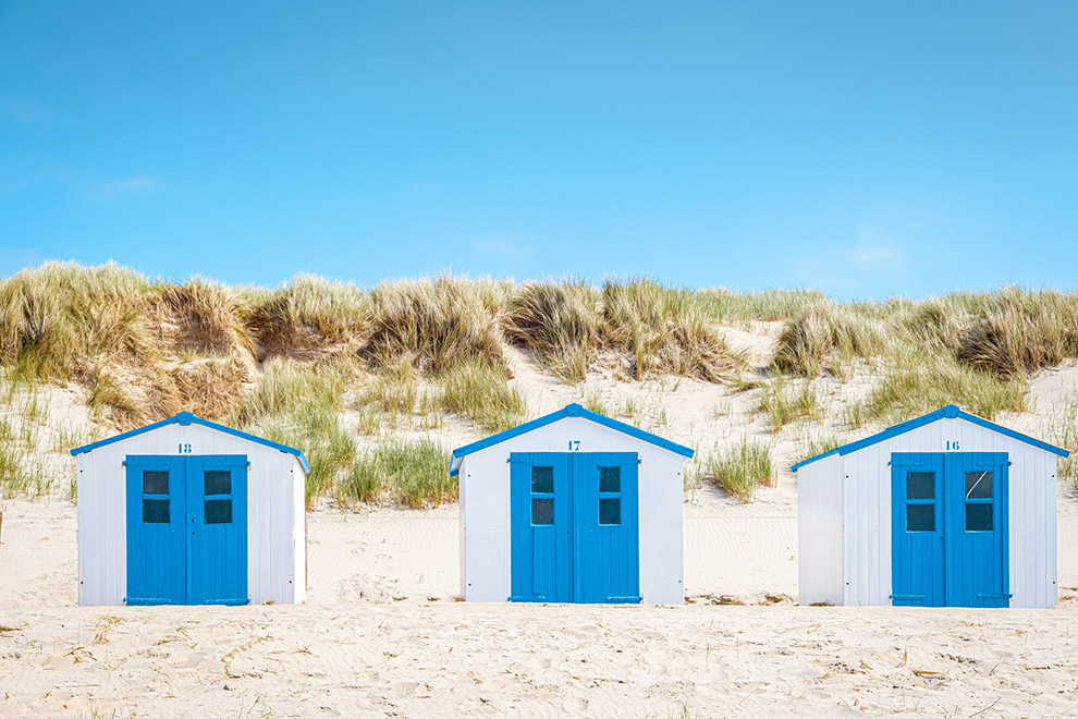 Blauwwitte strandhuisjes van Texel