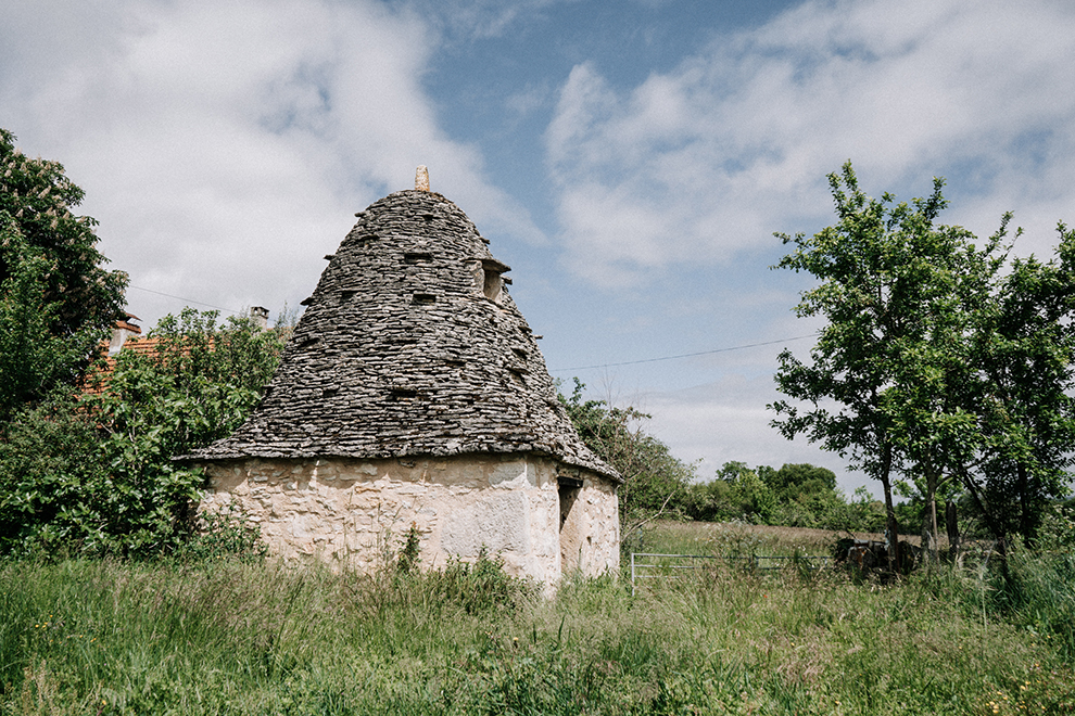 Landschap met droogstenen hutten in Lot, Frankrijk