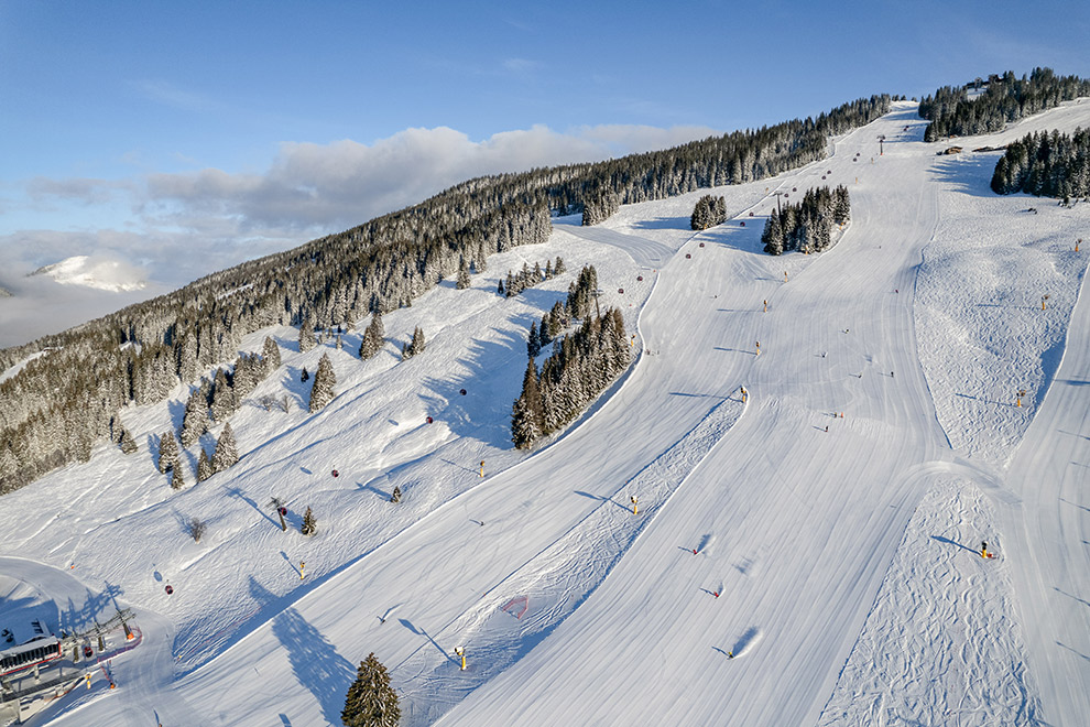 Dronefoto van pistes in het Oostenrijkse Skicircus Saalbach Hinterglemm Leogang Fieberbrunn