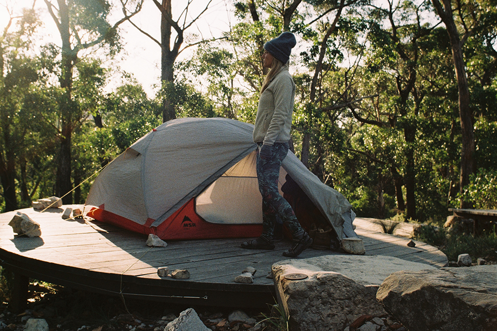 Tent opzetten op vlonder tijdens kamperen