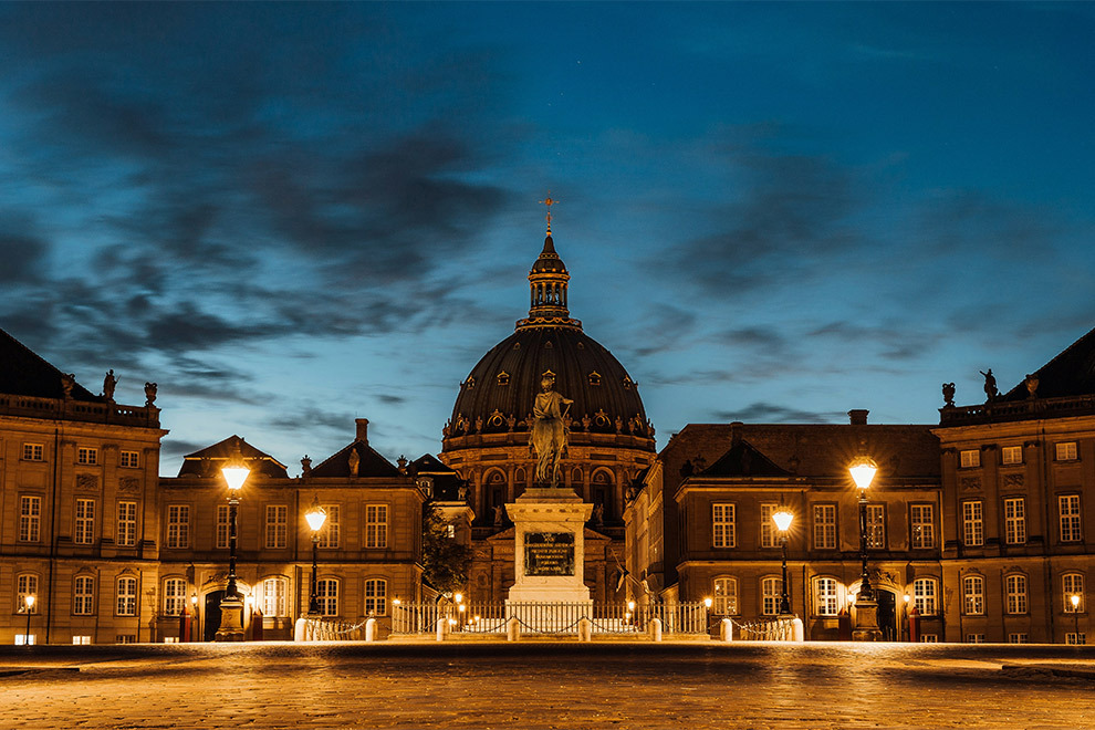 De Amalienborg in het avondlicht.