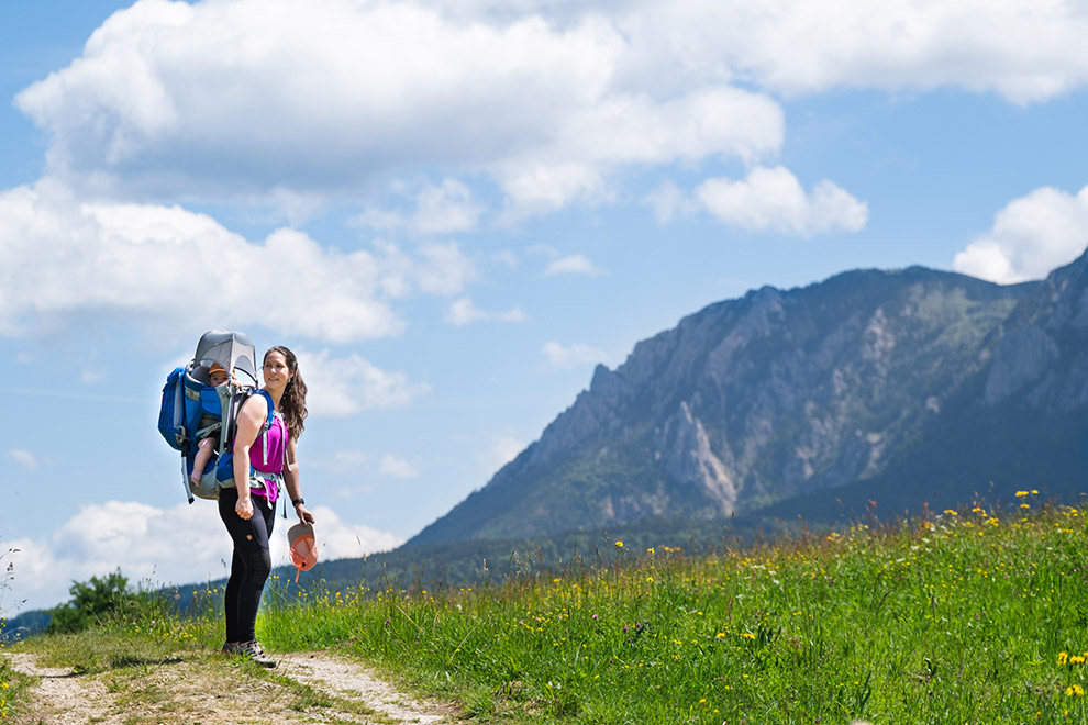 Wandelen met baby op de rug in Oostenrijkse bergen
