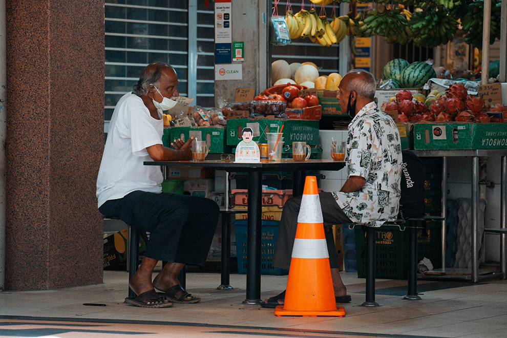 Locals eten aan straat in Little India, Singapore