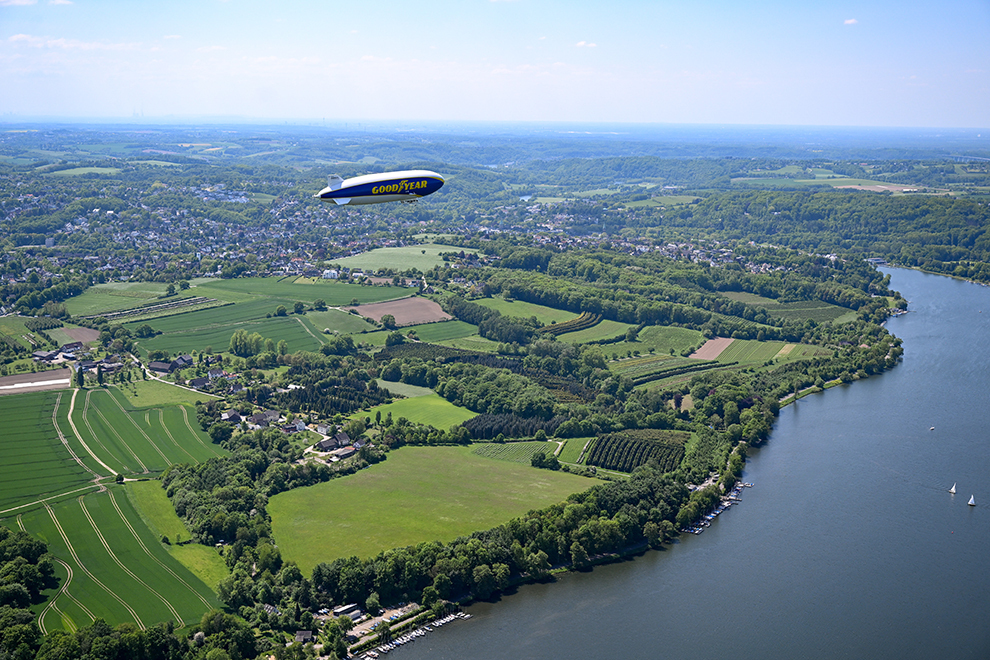 Zeppelin vlucht boven Essen in Duitsland