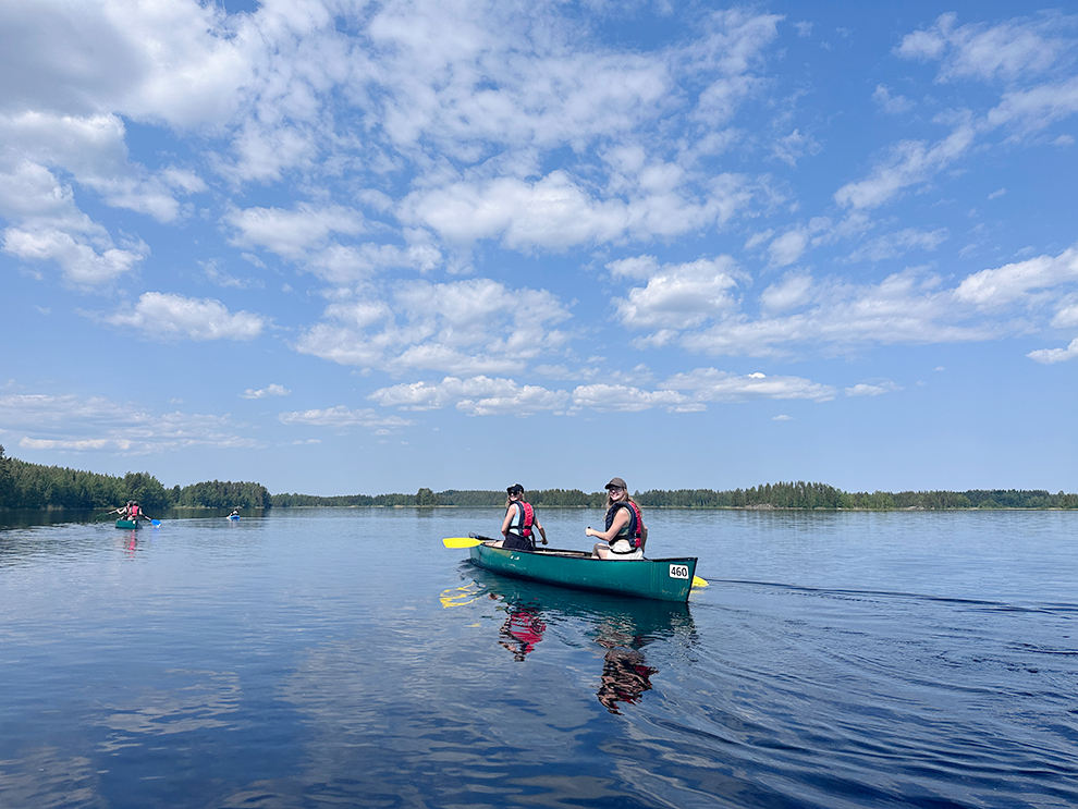 Kanoën in Zuid-Finland op een zomerse dag