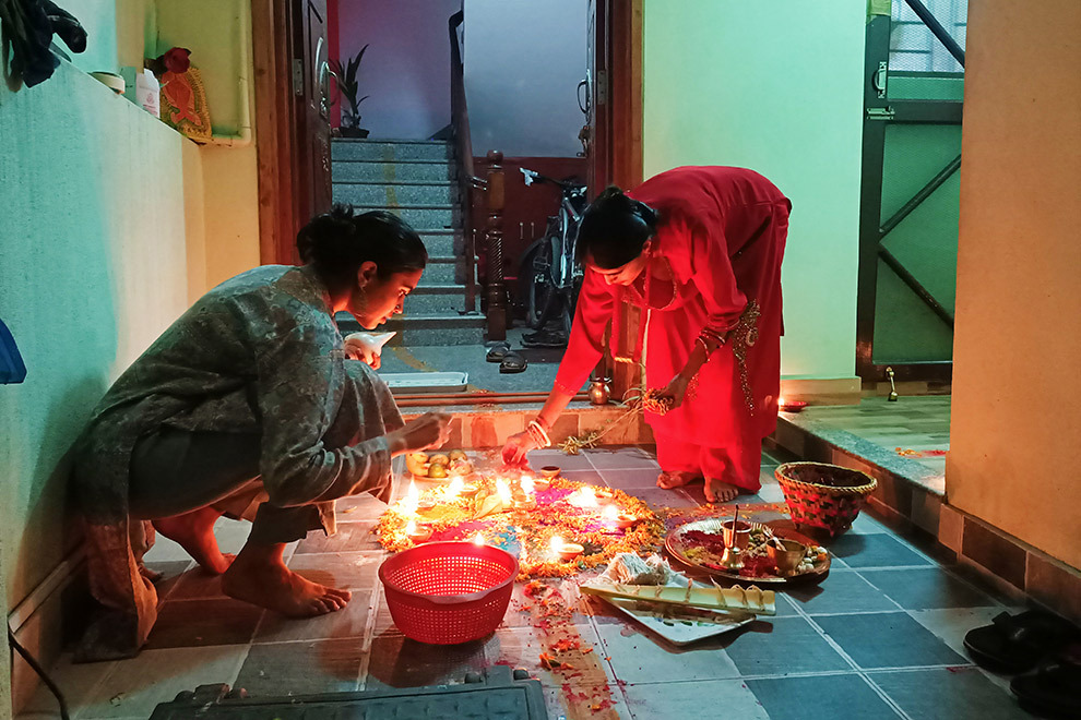 Ritueel op binnenplaats van huis tijdens Tihar in Nepal