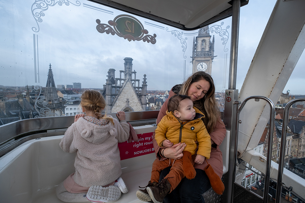 Met kinderen op het reuzenrad tijdens Kerst in Gent
