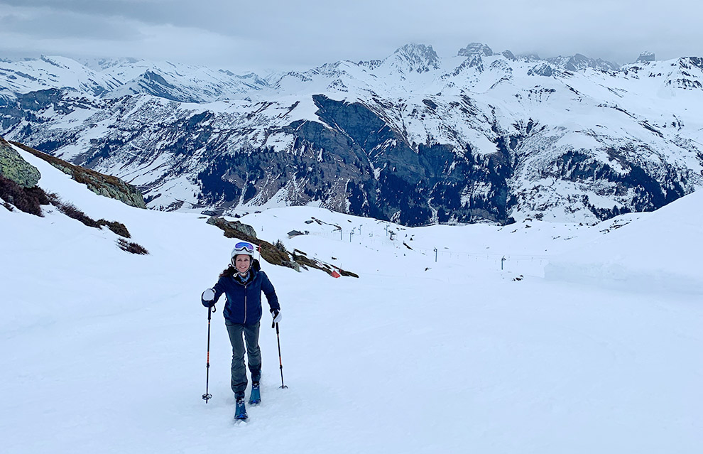 Blogger Sandra in de sneeuw tijdens tourskiër in Savoie Mont Blanc