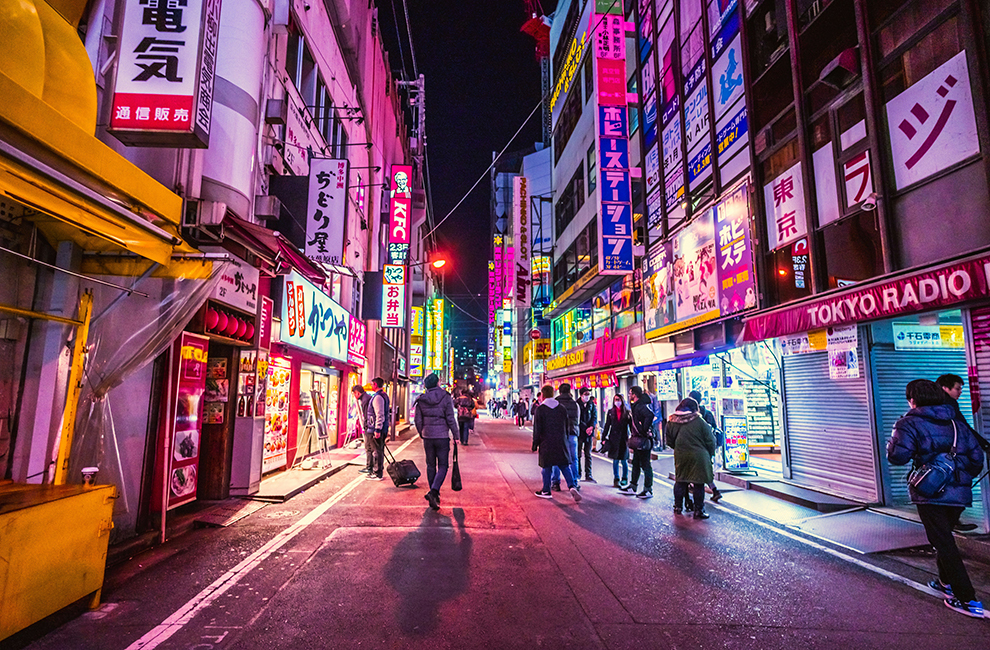 Kleurrijk verlichte neon straat in Tokyo