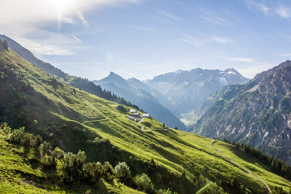 Breed uitzicht over de Oostenrijkse Alpen in Vorarlberg