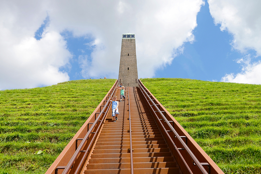 Trap beklimmen bij Pyramide van Austerlitz in provincie Utrecht