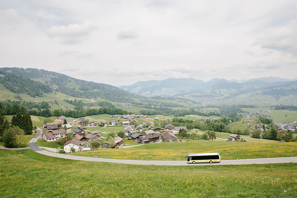 Met de bus door de groene heuvels van Vorarlberg, Oostenrijk