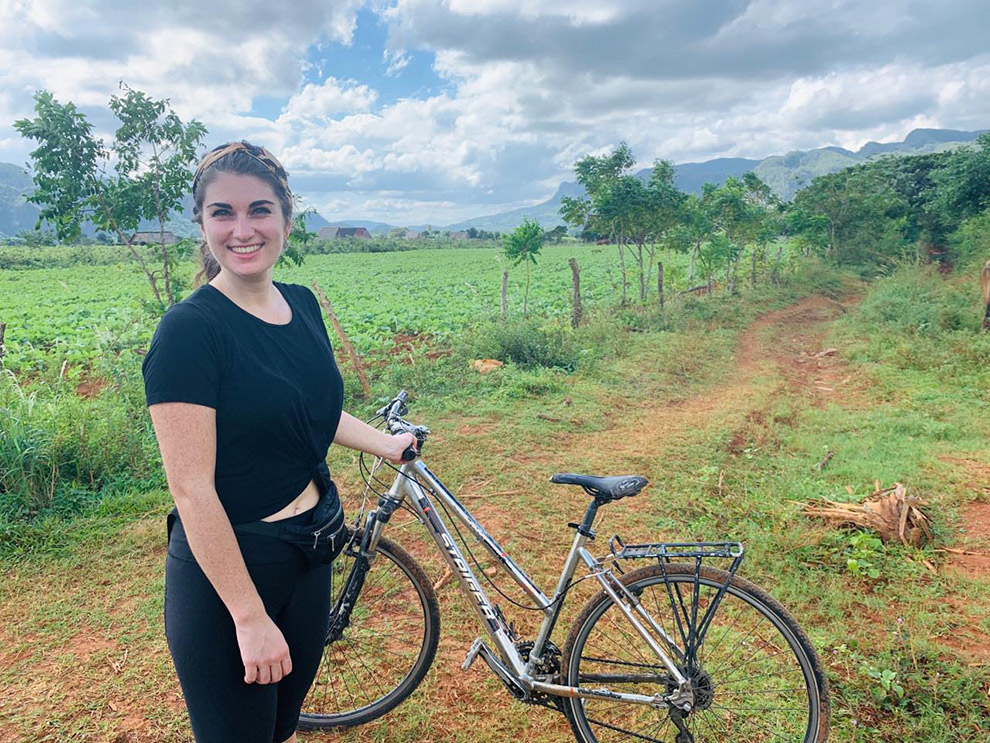 Blogger Lisa met haar fiets op pad in de Viñales Vallei in Cuba