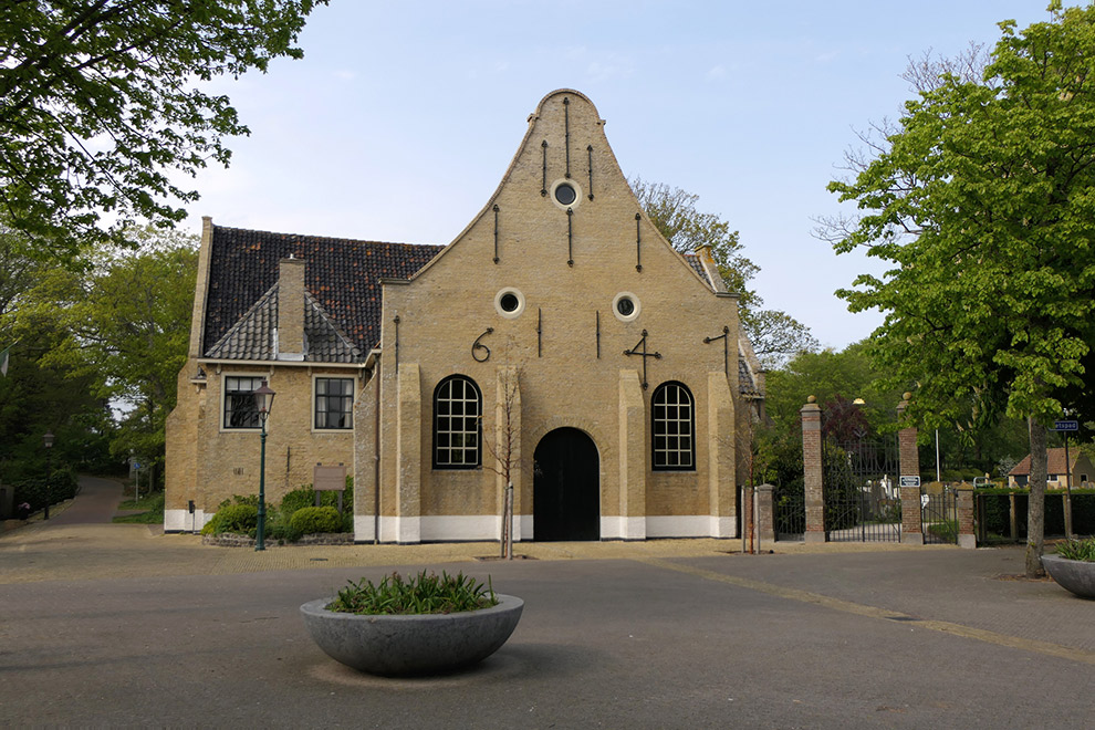 Het bruine Nicolaaskerkje in het centrum van Vlieland
