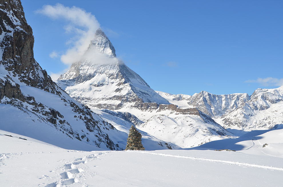 Spitse Matterhorn in Zwitserland omringd door sneeuw