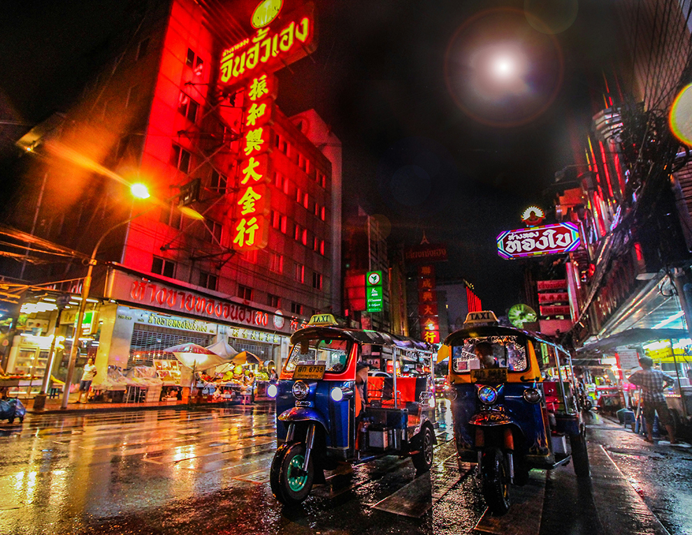 Verlichte straat in Bangkok, Thailand