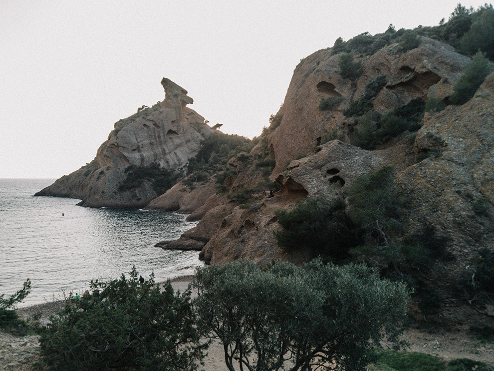 Indrukwekkende rotsen nabij strand Marseille