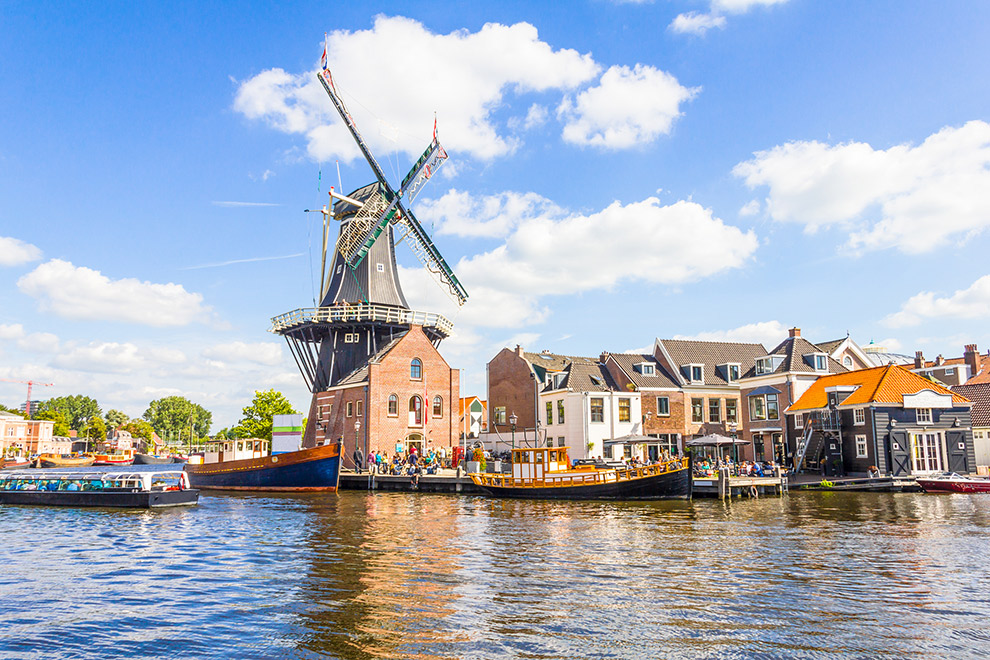 Molen aan het water in de veelzijdige stad Haarlem
