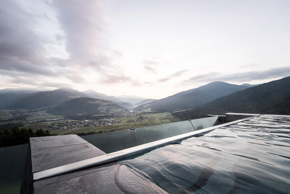 Infinity zwembad met uitzicht op bergachtig Zuid-Tirol