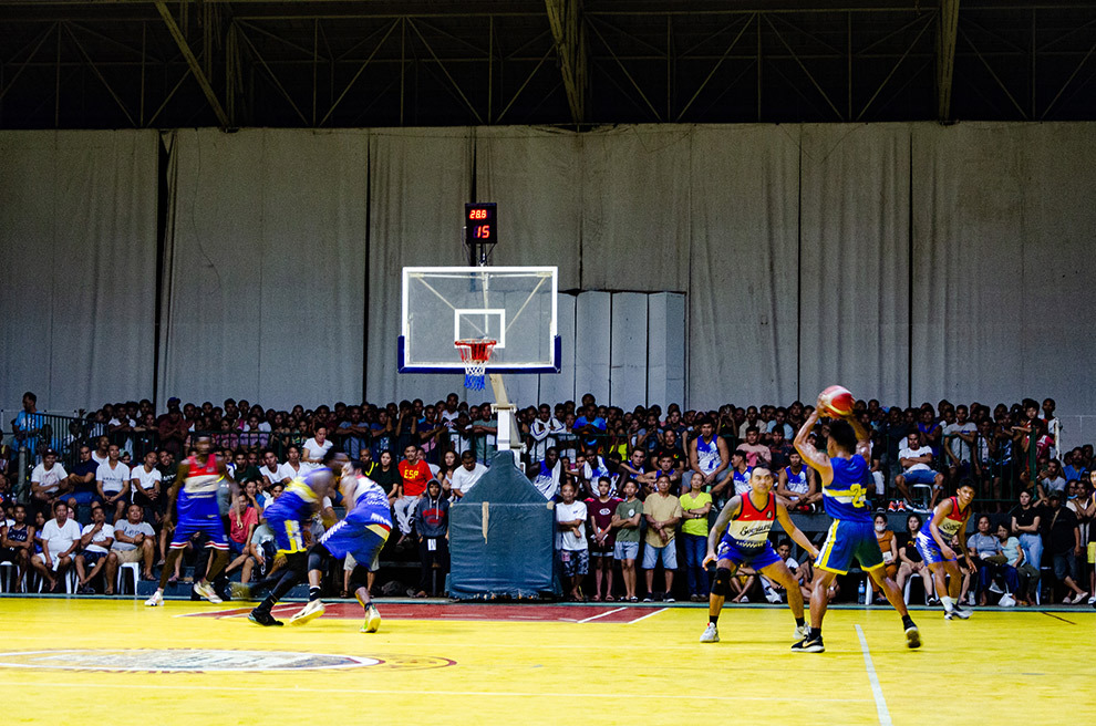 Plaatselijke basketbalwedstrijd op de Filipijnen