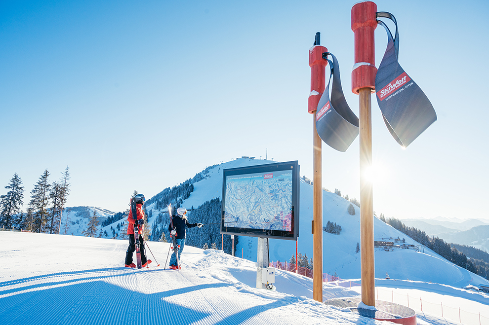 Skiërs op de piste bij Hohe Salve in Oostenrijk