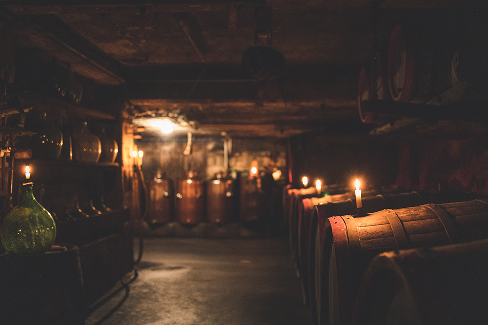Romantisch verlichte wijnkelder in Koblenz, Duitsland