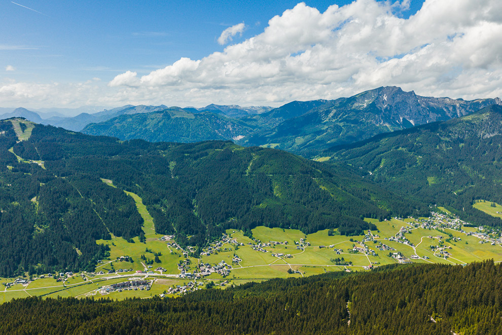 Uitzicht op Oostenrijkse bergen met drone