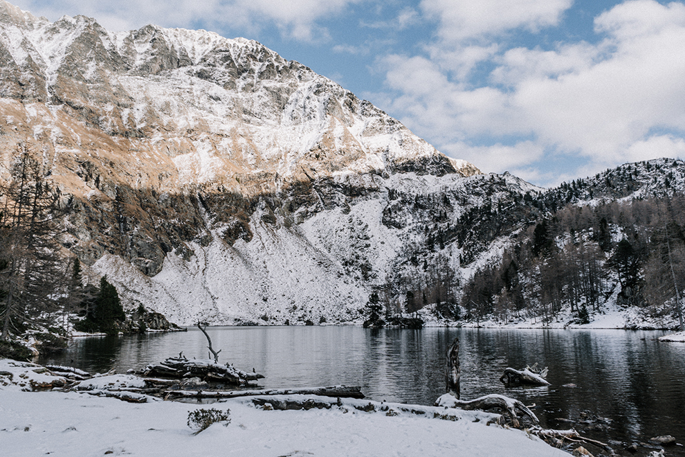 Uitzicht op de besneeuwde bergtoppen van Unterer Lanschitzsee