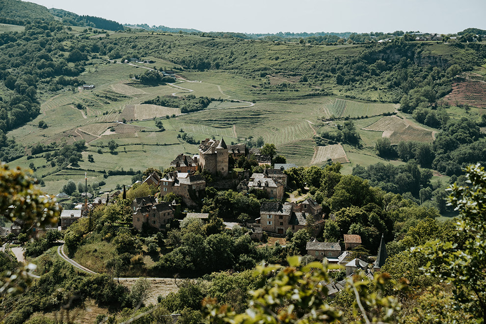 Wandelen door glooiende heuvels in Panat, Aveyron