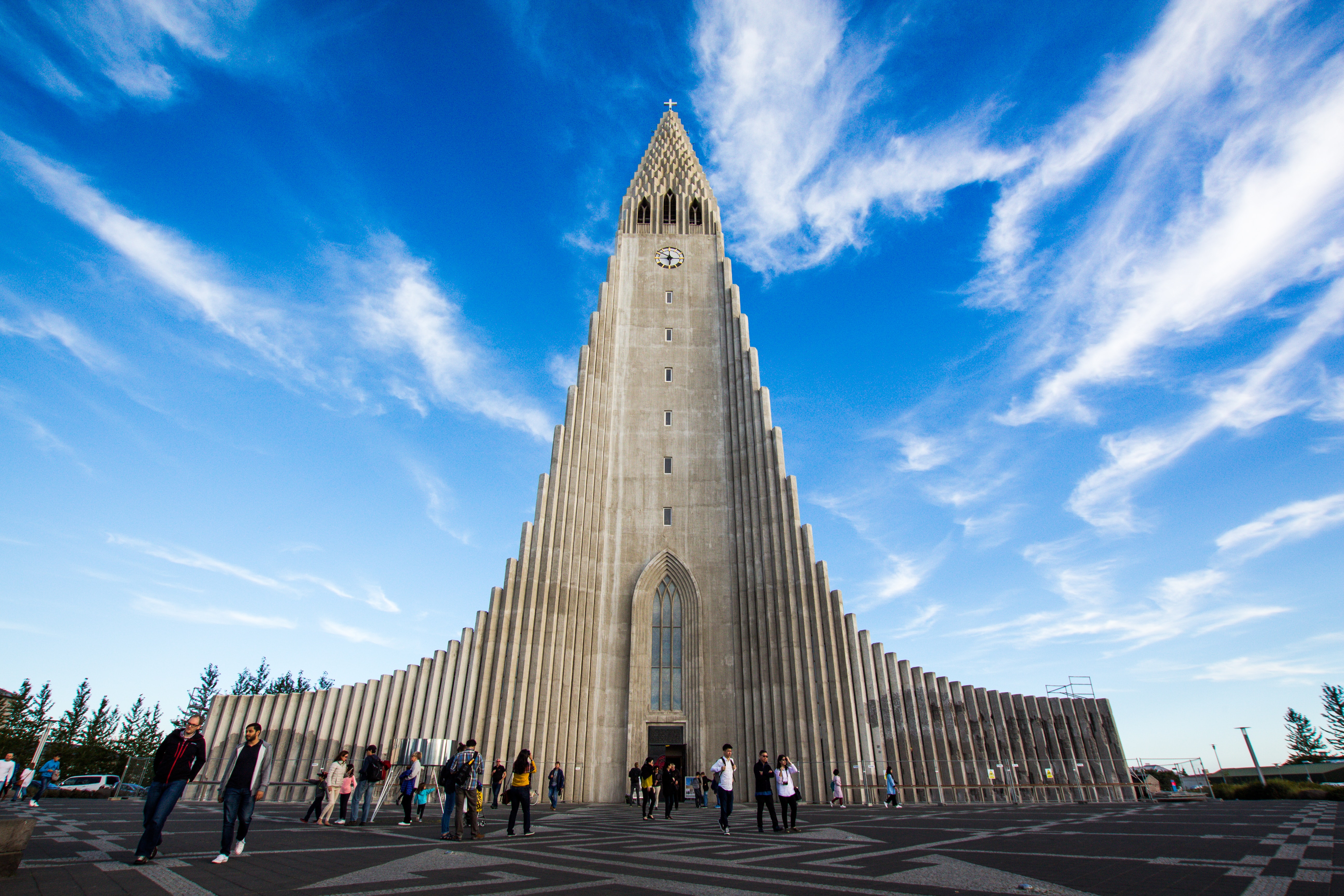 Uitzicht op de Hallgrimskirkja kerk in IJsland