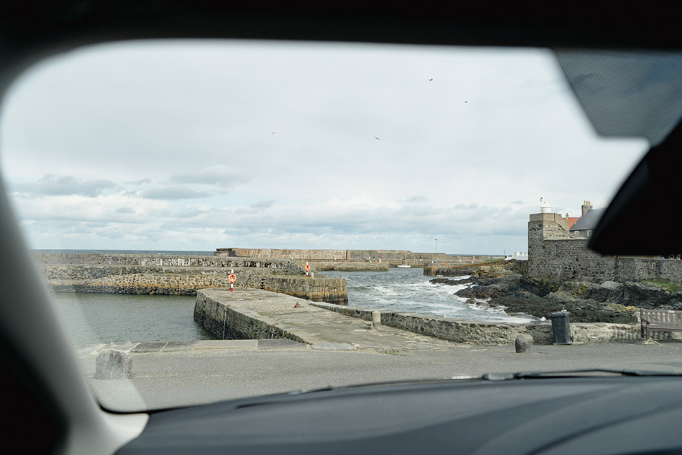 Uitzicht vanuit de auto op vissershaven Portsoy in Schotland
