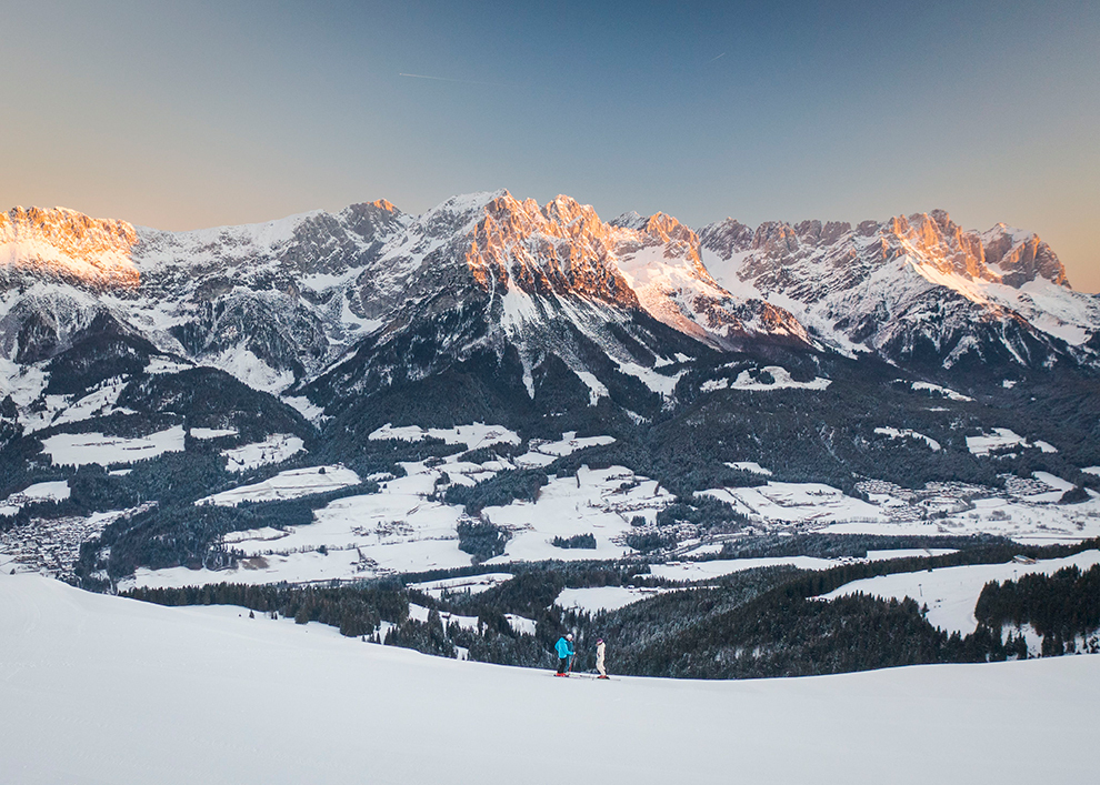 Genieten van spectaculair uitzicht op besneeuwde bergketens