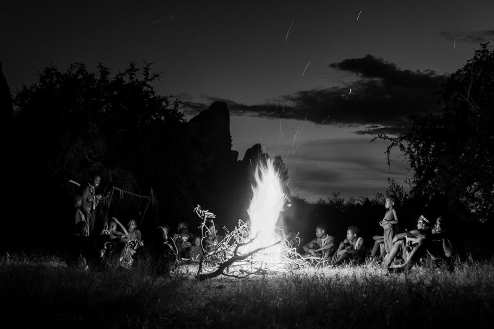 Zwart wit foto van kampvuur bij Hadzabe stam in Tanzania